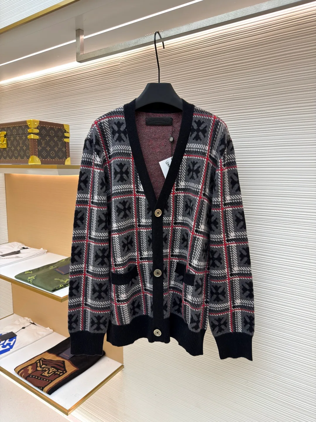 Chrome Hearts cross jacquard cashmere knitted cardigan ●Item number: 1681021-B25 ●Material: wool blended fabric ●Technology: knitted jacquard production ●Version: loose fit ●Weight: about 715 grams ●Size: S-M-L ●Description: The custom-made yarn is made of 55% wool + 30% cashmere + 15% nylon blended material. Customized leather collar label. Customized mold opening accessories and silver jewelry. (It takes an average of 220 minutes to weave ready-made clothes on imported looms. It is 4.5 times that of ordinary clothes). (emphasis added) ! ! ! Four pieces. Four patterns. Each side is different.) (Platform alignment) (Shoulder sleeve alignment) (Pocket alignment) with air cooler shaping + hand-sealed labels. Same style for men and women. The workmanship details are very good. Large quantities will be shipped out on the same day. The overall wiring is straight and delicate, the fabric is comfortable and soft, and the color is consistent without color difference. It can be matched with the same style to create a fashionable look and control various occasions. Customized accessories, complete with three standards, same style for men and women!